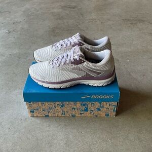 Brooks Adrenaline GTS 18 Lightweight Performance Running Sneakers 9.5 Womens